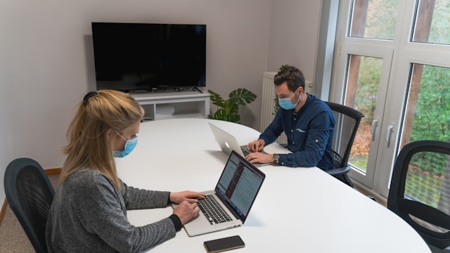 Artikelbild: Remote Work & hybride Arbeitsmodelle: So gelingt die Umsetzung in KMU