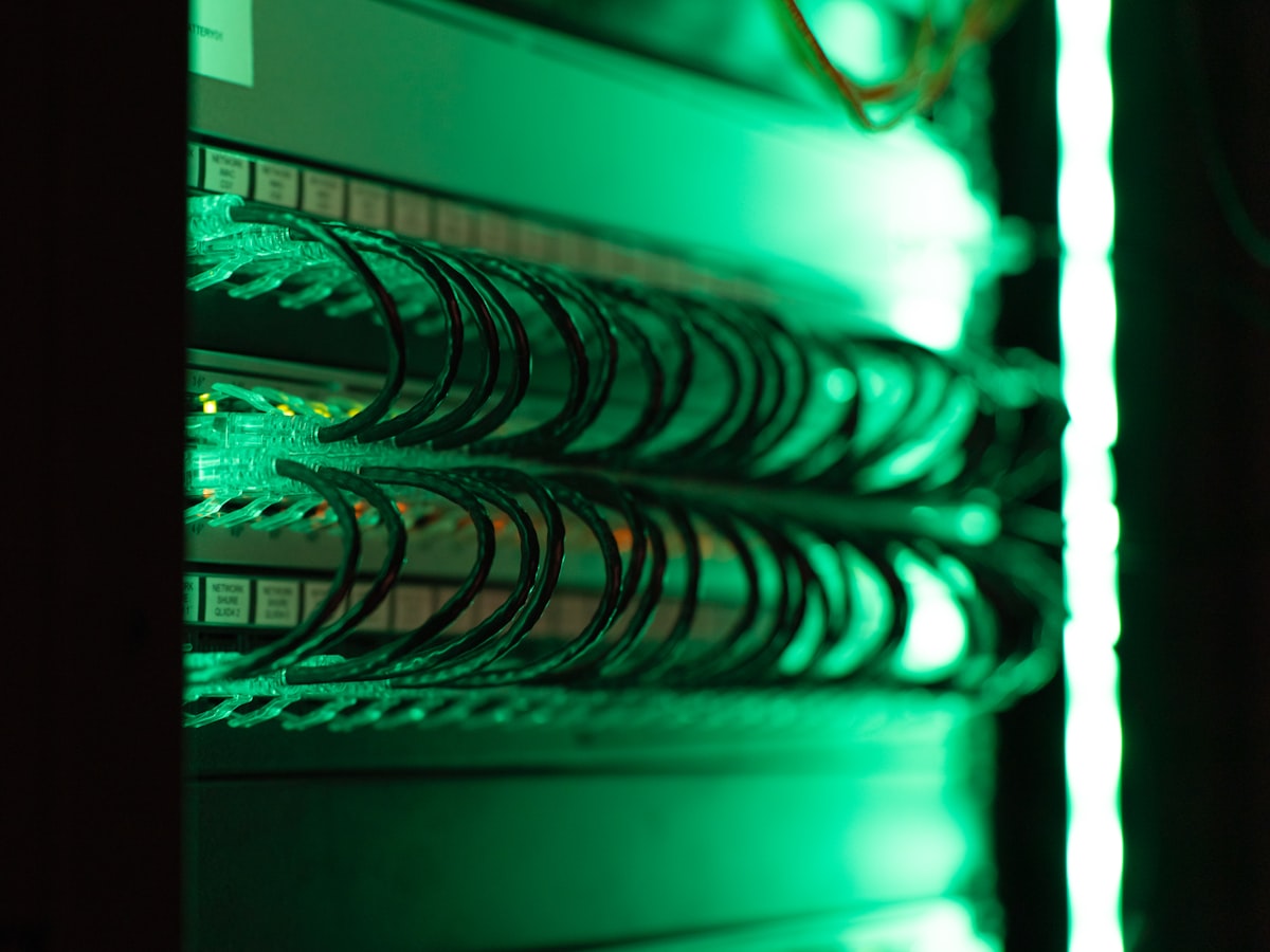 Server-Rack in einem Rechenzentrum – Symbolbild für IT-Infrastruktur